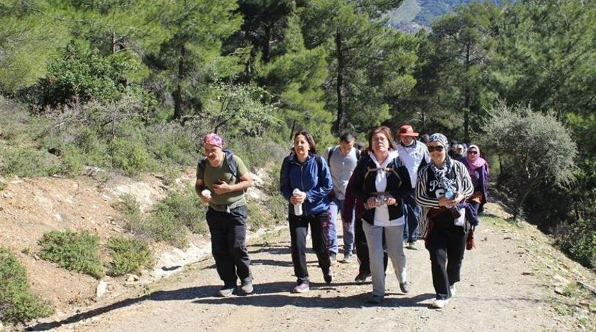 &Ouml;demişli dağcılardan baraj y&uuml;r&uuml;y&uuml;ş&uuml;