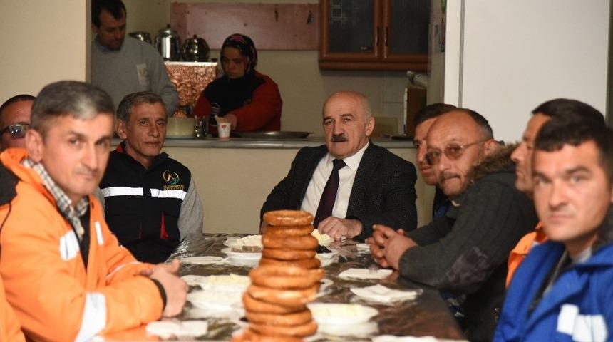 Başkan, temizlik işleri personeliyle aynı sofrada