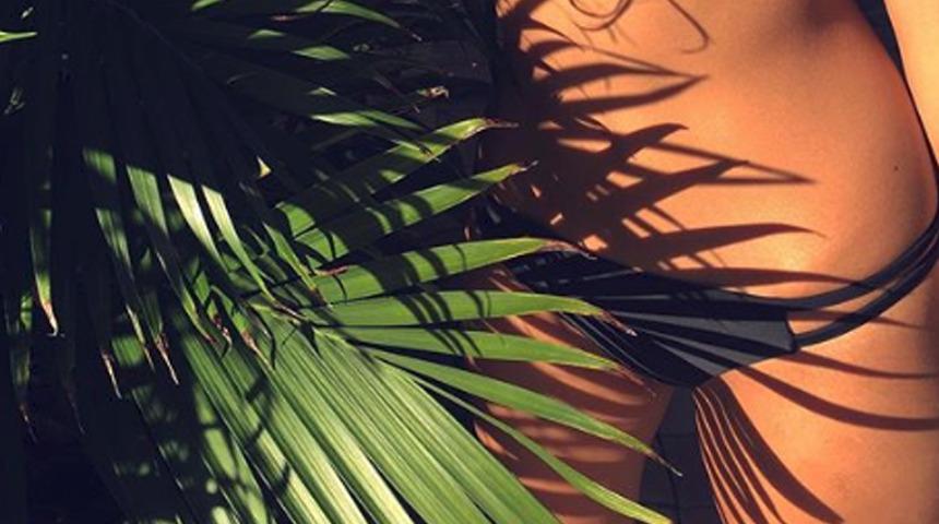 Moda dünyasında farkındalık yaratmak için 2 ay boyunca aynı kıyafeti giydi