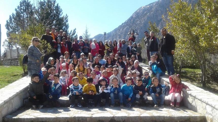 Minik &ouml;ğrenciler yaşlıları ziyaret etti.