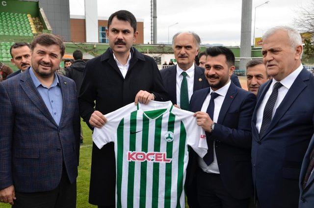 Bakan Kurum’dan Giresunspor’a baklavalı ziyaret