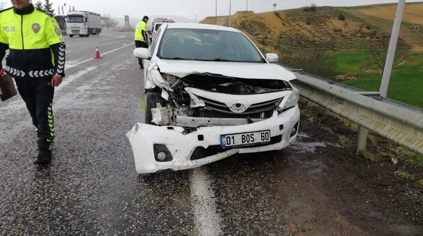 G&ouml;lbaşı&rsquo;nda otomobil bariyere &ccedil;arptı