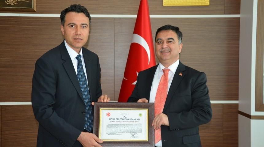 Başkan Kılın&ccedil;&rsquo;tan K&ouml;şk Kaymakamı Kaya&rsquo;ya fahri hemşerilik beratı