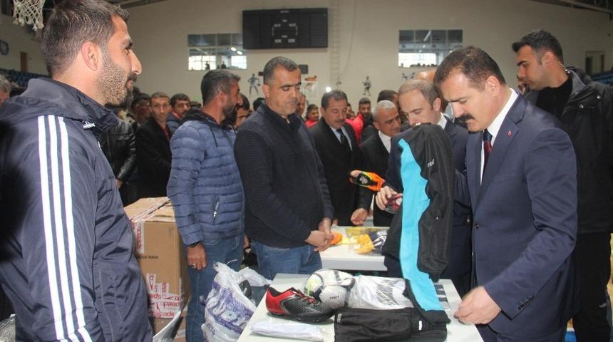 Hakkari&rsquo;de 35 spor kul&uuml;b&uuml;ne malzeme desteği