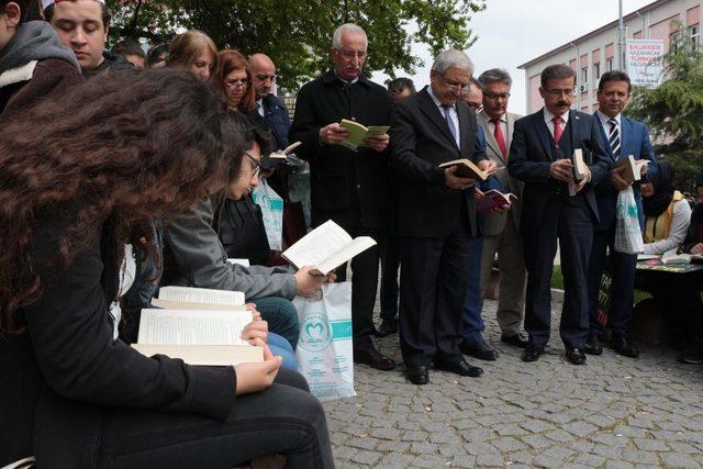 Milli İrade Meydanı’nda kitap okudular