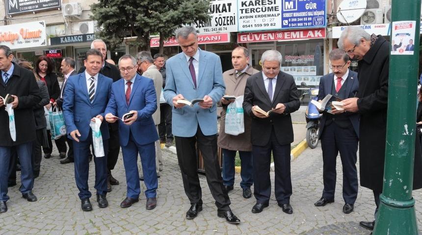 Milli İrade Meydanı&rsquo;nda kitap okudular