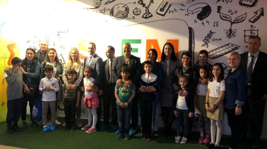 &Ouml;ğrenciler aileleri birlikte STEM dersine giriyor