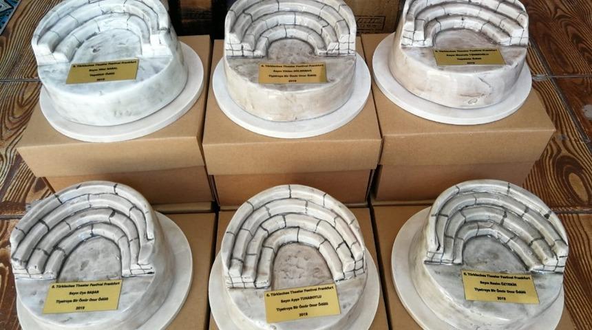 Frankfurt T&uuml;rk Tiyatro Festivali &ouml;d&uuml;lleri İznik&rsquo;ten