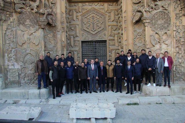 Sivassporlu futbolcular Ulu Cami’yi gezdi