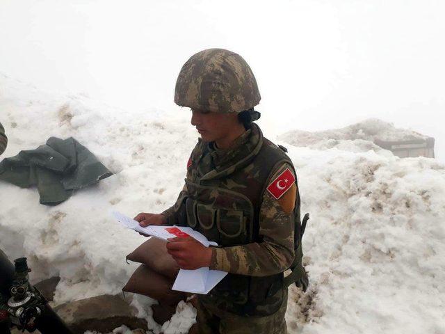 Askerlerden öğrencilerin mektubuna görüntülü cevap