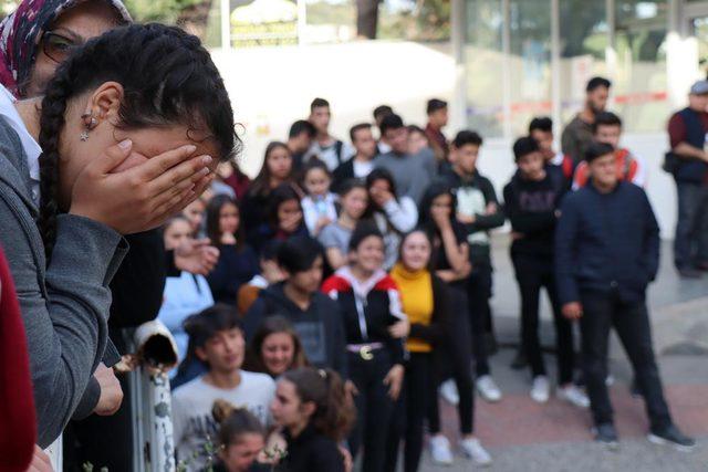 Mezuniyet kıyafeti ile fotoğraf paylaşan liseli Aydoğan, motosiklet kazasında öldü