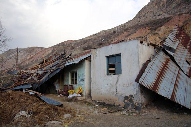 Erzurum'da hortum, ahır ve samanlığın çatısını uçurdu