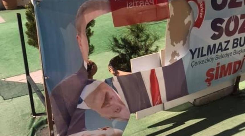 Partilerin afişlerini yırtan şahıs suç aletiyle yakalandı