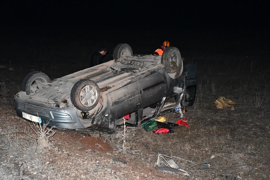 Şarampole devrilen ara&ccedil;taki 5 kişi yaralandı