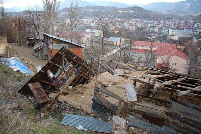 Hortum ahır ve samanlığın çatısını uçurdu