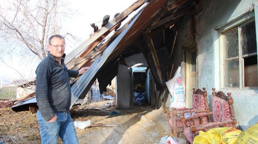 Hortum ahır ve samanlığın çatısını uçurdu