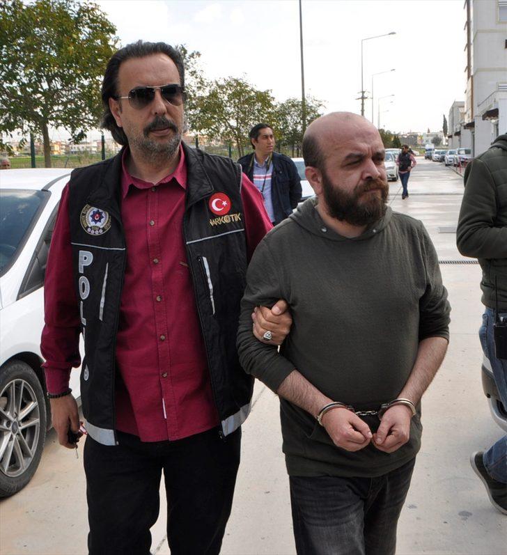 Evde topraksız tarımla Hint keneviri yetiştirmiş  G3