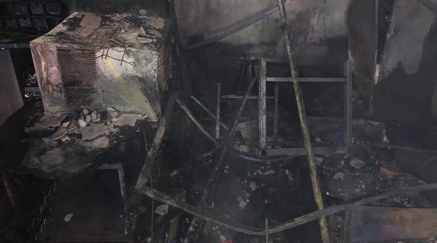 Yangın iş yerindeki malzemeleri k&uuml;l etti