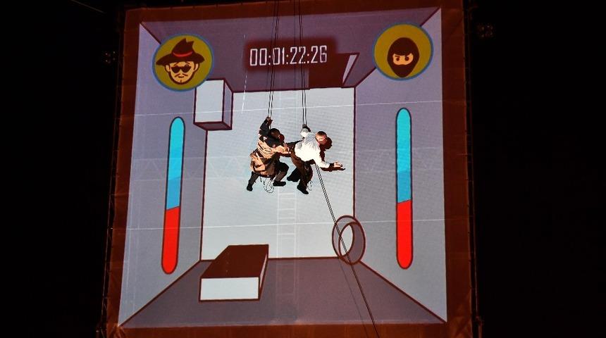 İlk kez İzmir&rsquo;de sahne alan Verticali nefes kesti