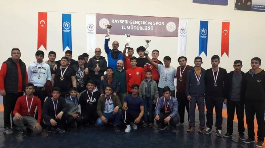 Gen&ccedil; Pehlivanlar Okullar Arası M&uuml;sabakalarda Mindere &Ccedil;ıktı