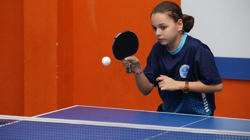 Kağıtsporlu gen&ccedil; tenis&ccedil;i d&uuml;nya şampiyonluğunu hedefliyor