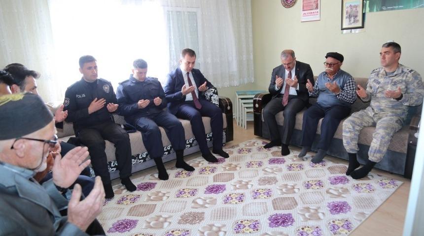K&uuml;tahya Valisi &Ouml;mer Toraman&rsquo;dan şehit ailesine ziyaret