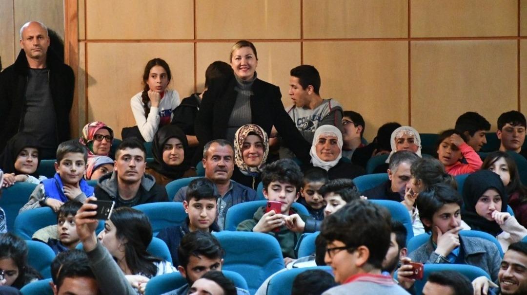 Tatvanlı &ouml;ğrenciler tiyatroyla buluştu