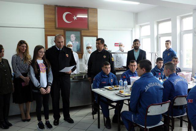 Selinsu, mektup gönderdiği askerlerle tanışıp, öğle yemeği yedi 1