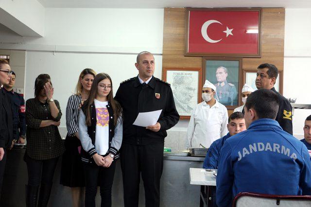 Selinsu, mektup gönderdiği askerlerle tanışıp, öğle yemeği yedi 2