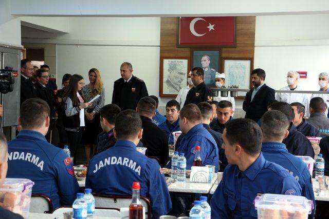 Selinsu, mektup gönderdiği askerlerle tanışıp, öğle yemeği yedi 3