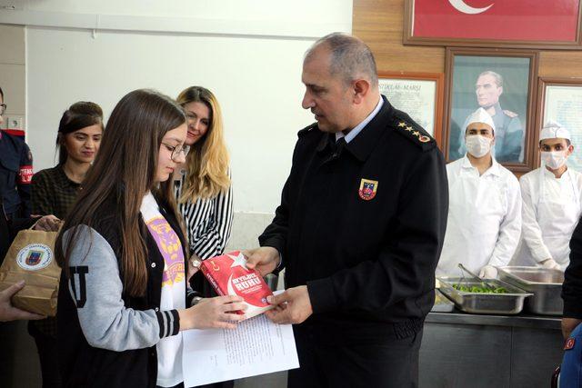 Selinsu, mektup g&ouml;nderdiği askerlerle tanışıp, &ouml;ğle yemeği yedi 4