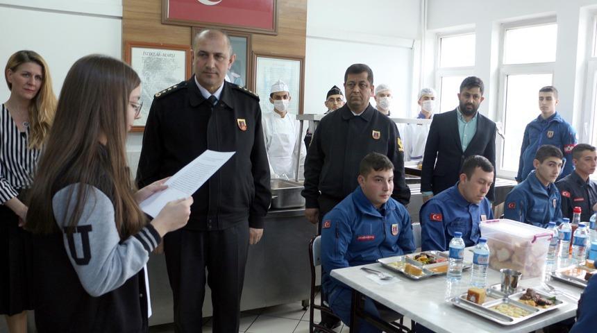 Selinsu, mektup g&ouml;nderdiği askerlerle tanışıp, &ouml;ğle yemeği yedi