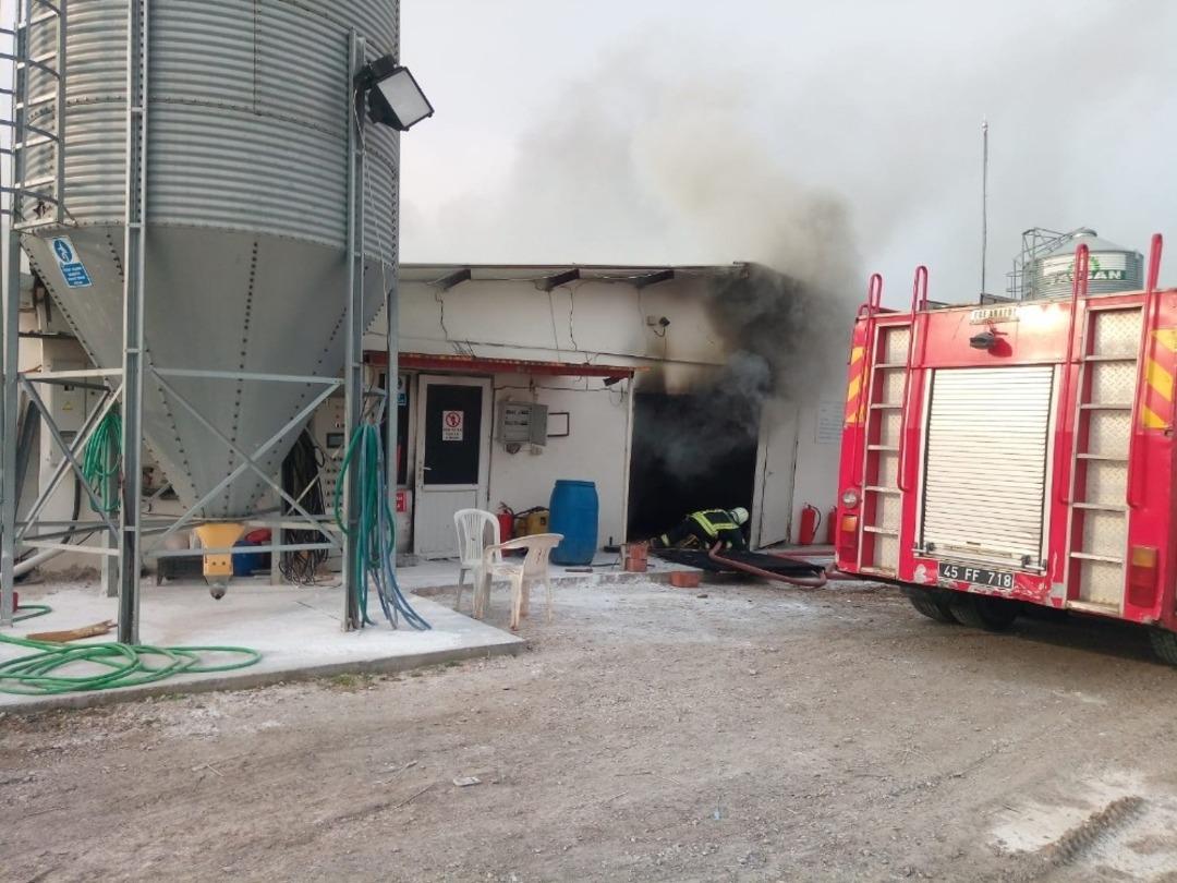 Saruhanlı&rsquo;da tavuk tesisinde yangın