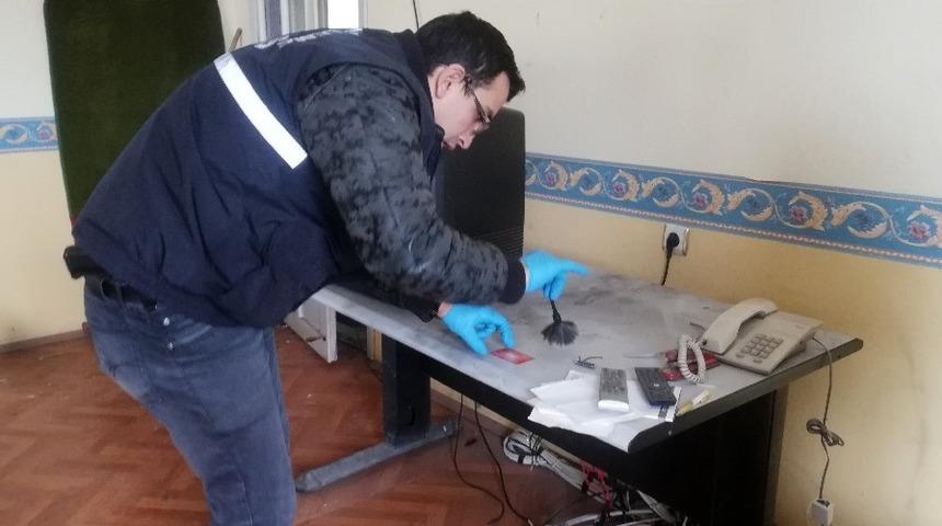 Hırsızlar kendilerini kaydeden g&uuml;venlik kamerası cihazını da &ccedil;aldılar