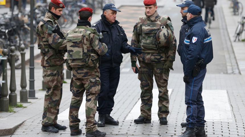 İlginç anket! Asker geçici cumhurbaşkanı olabilir