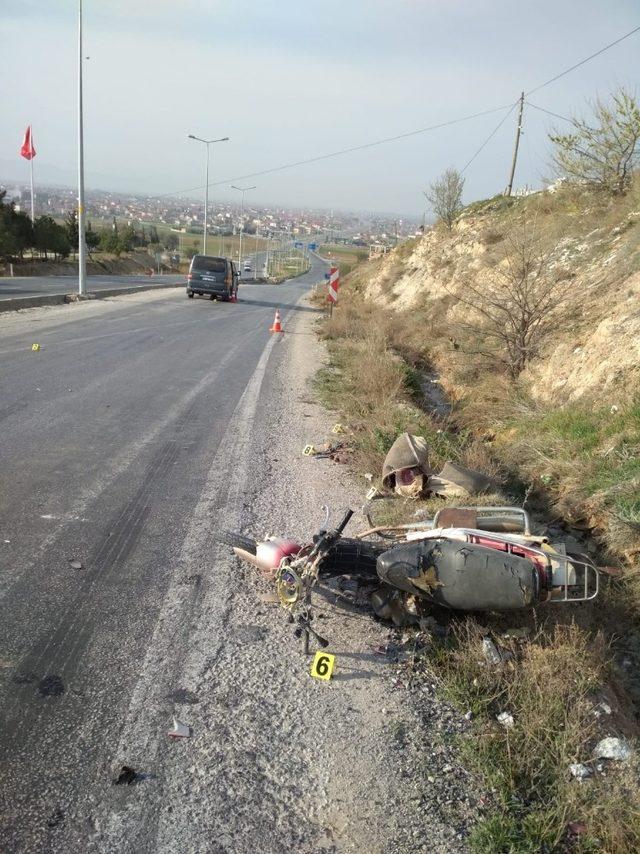 Minibüsün altında kalan motosiklet sürücüsü öldü