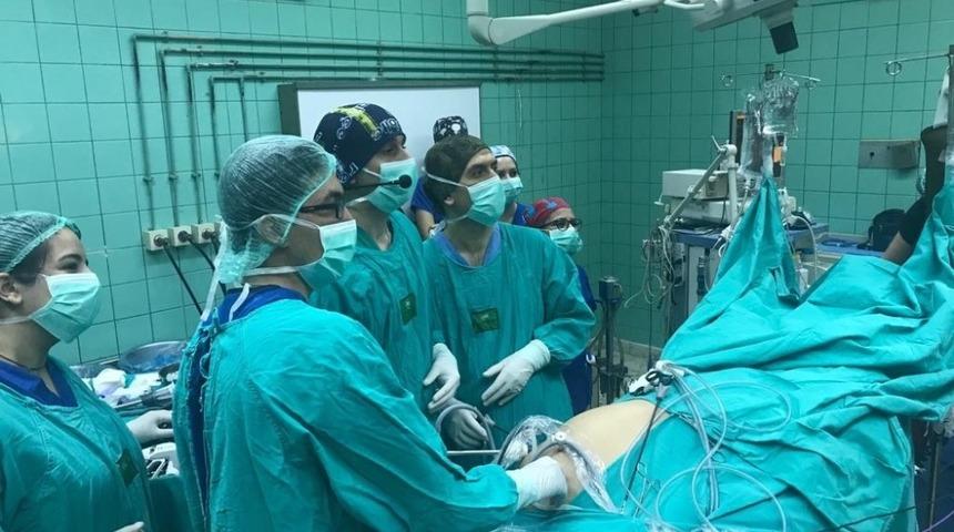 Balcalı&rsquo;da laparoskopik rektum kanseri cerrahisinde canlı yayın