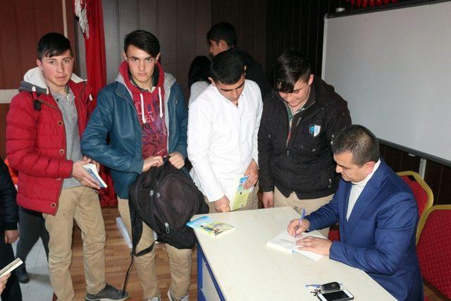 Eğitimci Yazar Ferzende Tanışır, öğrencilerle buluştu