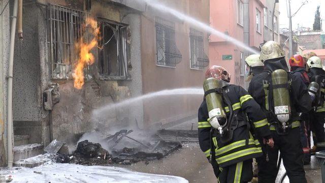 Bursa'da doğal gaz kutusu patladı, yangın çıktı