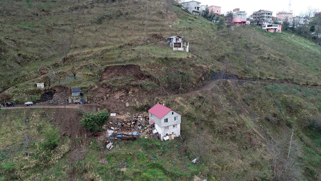 Canlarını hi&ccedil;e sayıp o evde yaşamaya devam ediyorlar