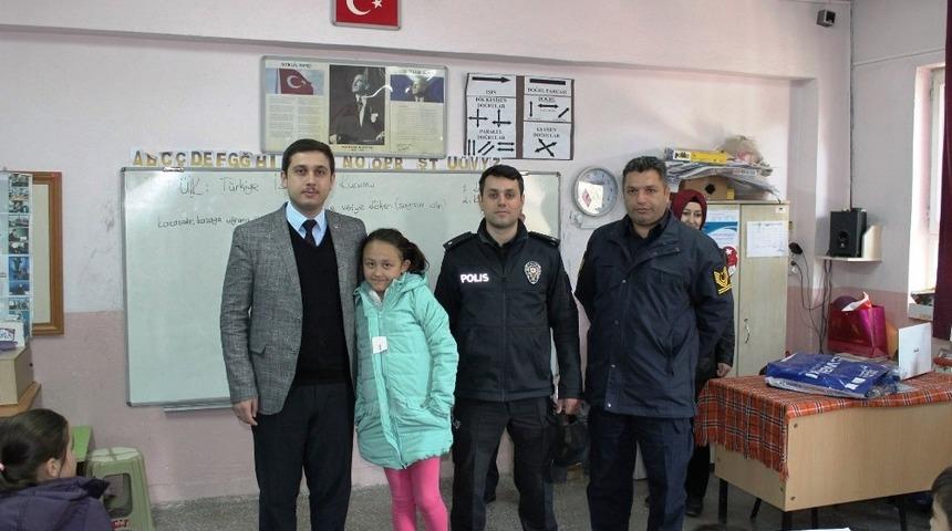 Hisarcık&rsquo;ta bin 550 &ouml;ğrenciye giyim yardımı