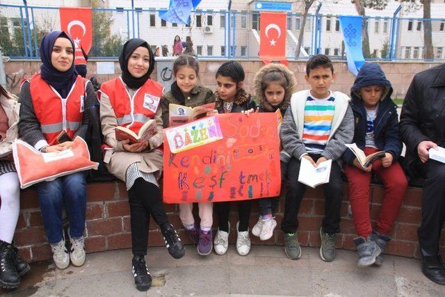 Barış Manço Park’ında ’kitap okuma’ etkinliği düzenlendi