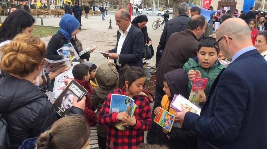 Barış Man&ccedil;o Park&rsquo;ında &rsquo;kitap okuma&rsquo; etkinliği d&uuml;zenlendi