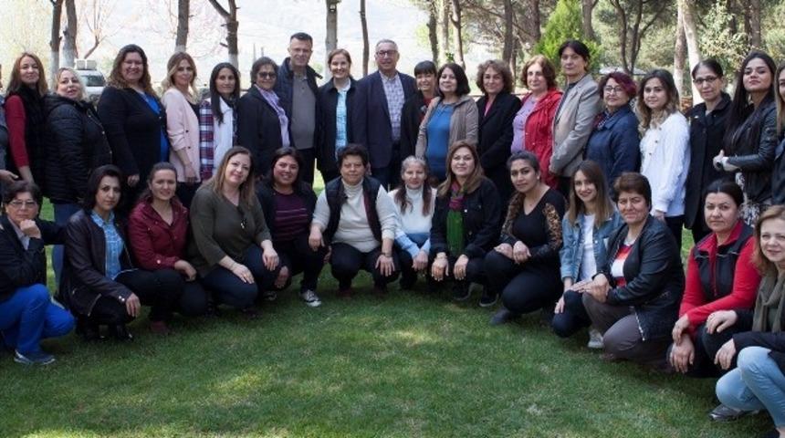 Ahmet &Ouml;k&uuml;zc&uuml;oğlu&rsquo;ndan kadınlara s&uuml;rpriz