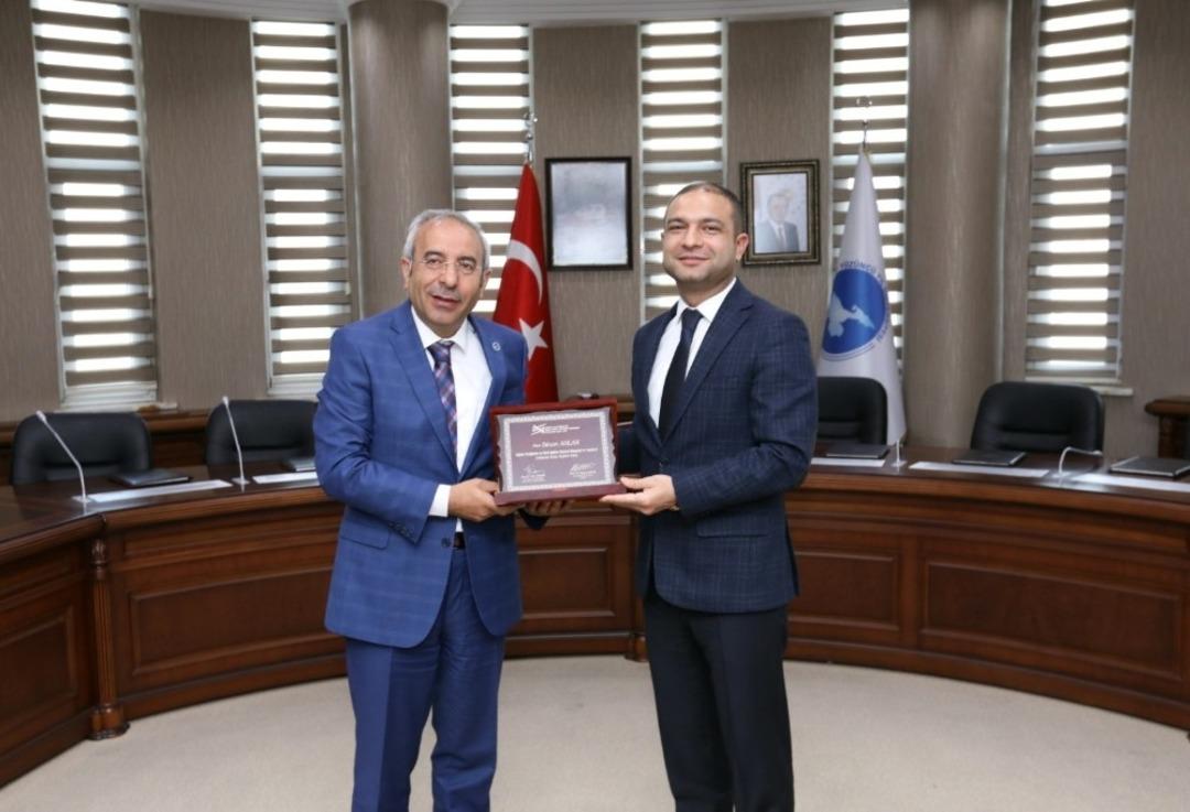 Vali Yardımcısı Aslan&rsquo;a eğitime destek plaketi