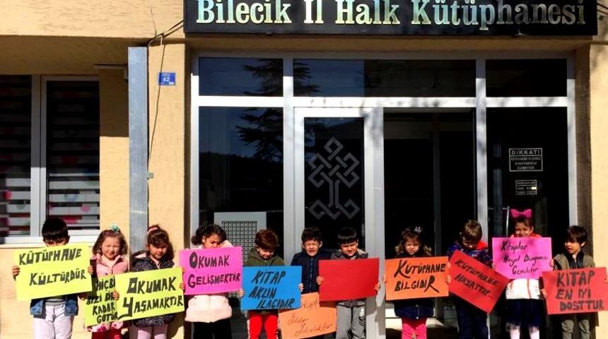 Minik &ouml;ğrencilerden k&uuml;t&uuml;phaneye ziyaret