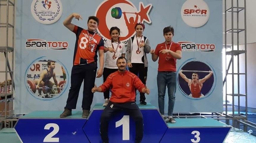 D&uuml;zceli haltercilerden T&uuml;rkiye rekoru