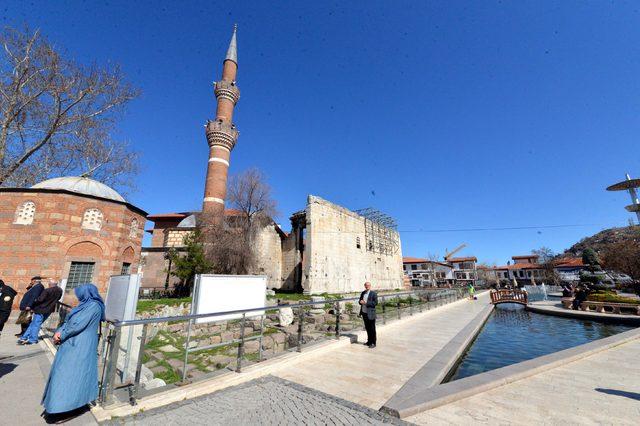 2 bin yıllık Augustus Tapınağı'nda 'çelik iskeleli' güçlendirmeye tepki