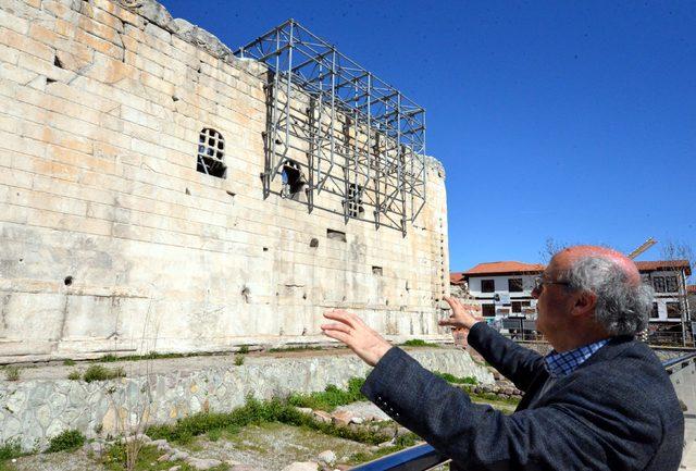 2 bin yıllık Augustus Tapınağı'nda 'çelik iskeleli' güçlendirmeye tepki