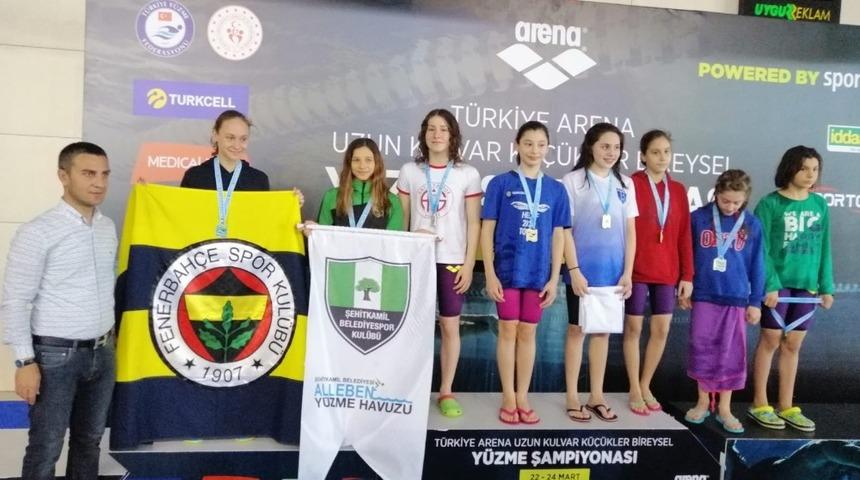 Antalyaspor y&uuml;zme takımı 4 madalya ile d&ouml;nd&uuml;